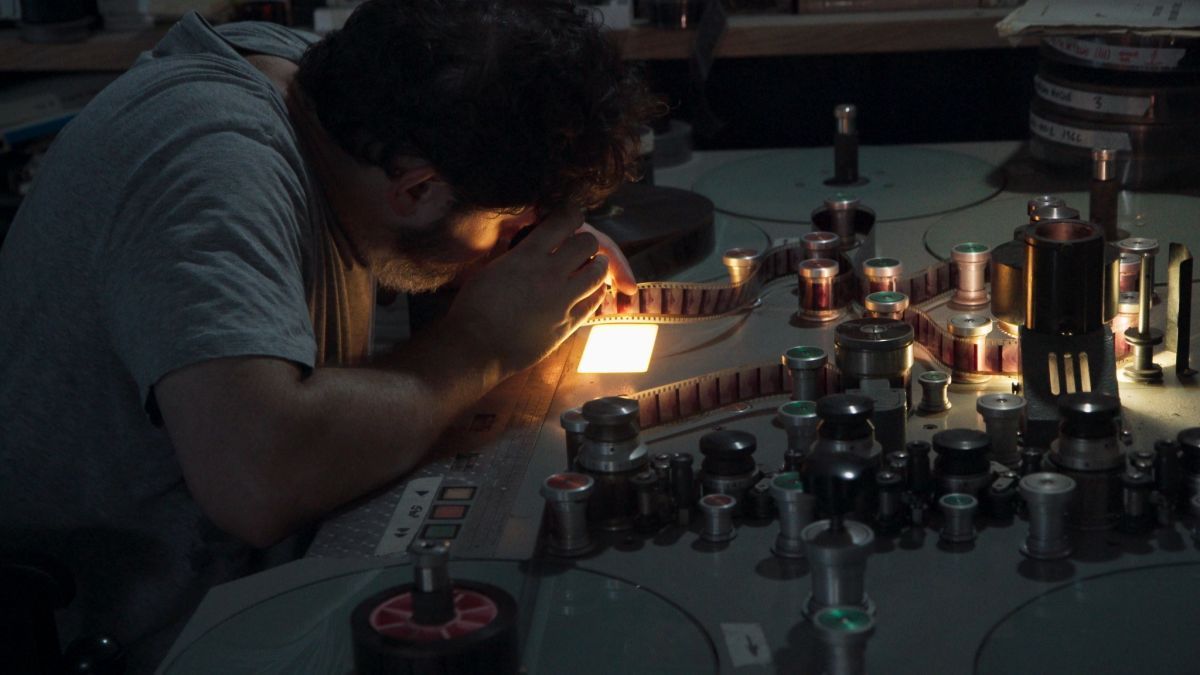 Crítica de “La vida a oscuras”, el amor de Fernando Martín Peña por el fílmico