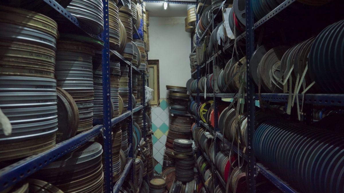 Crítica de “La vida a oscuras”, el amor de Fernando Martín Peña por el fílmico