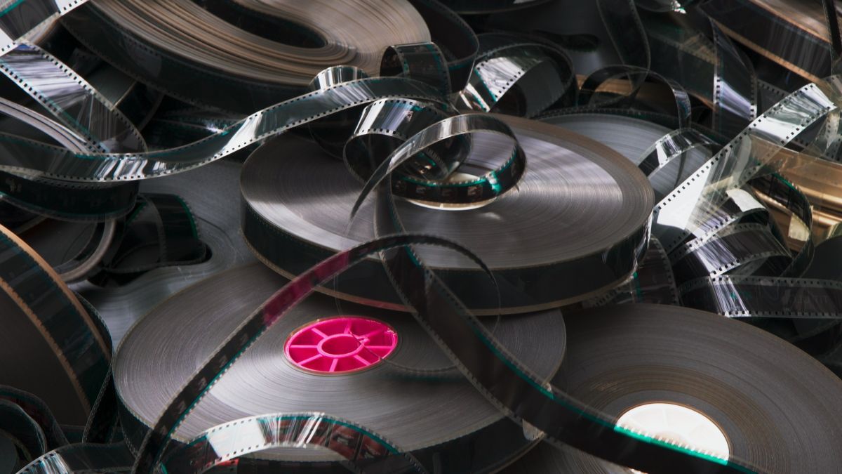 Crítica de “La vida a oscuras”, el amor de Fernando Martín Peña por el fílmico