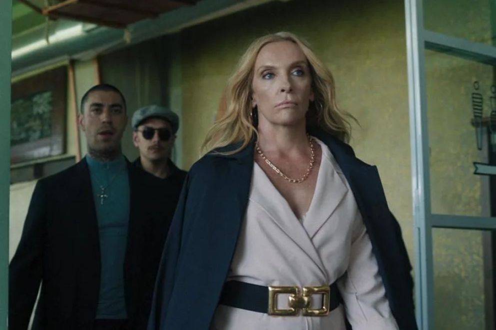 Critica de "La heredera de la mafia", Toni Collette le pone el cuerpo a una película carente de ideas