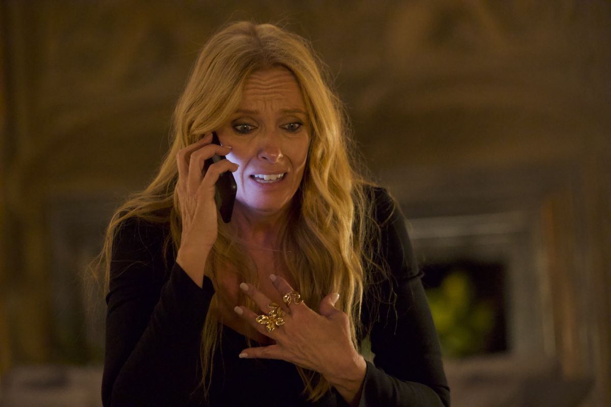 Critica de "La heredera de la mafia", Toni Collette le pone el cuerpo a una película carente de ideas