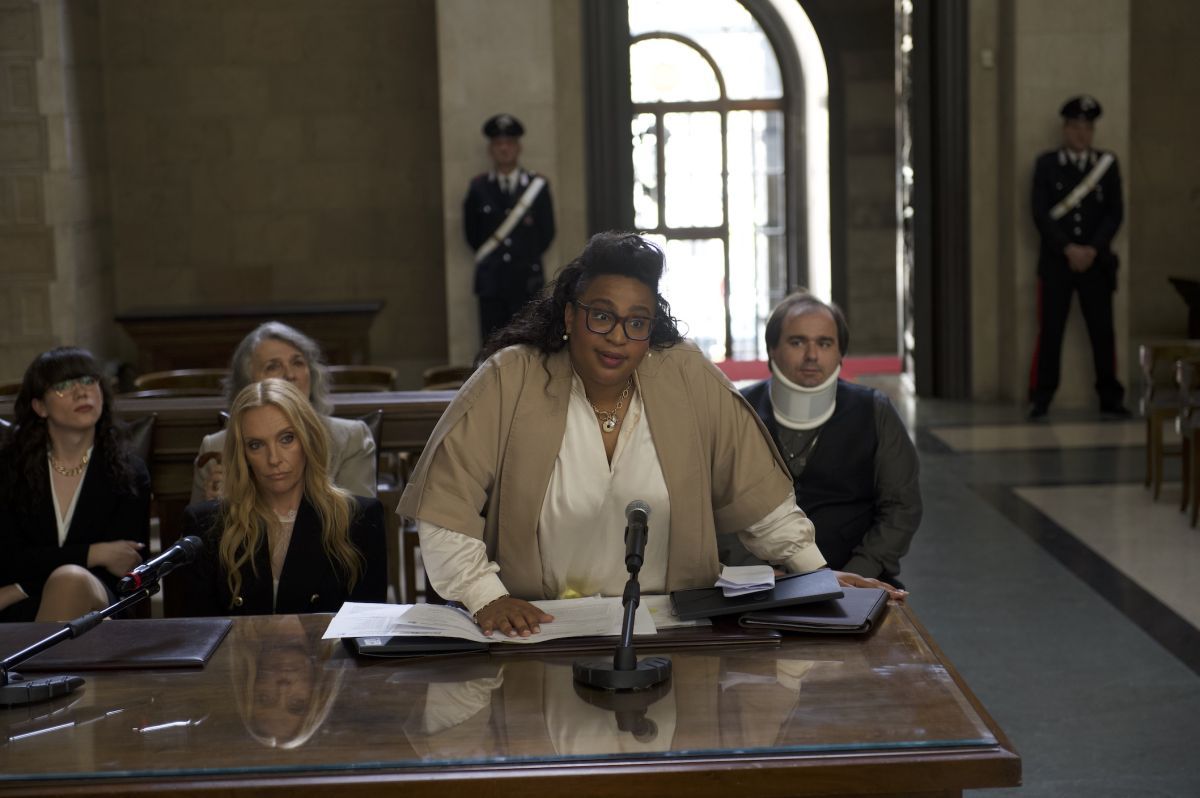 Critica de "La heredera de la mafia", Toni Collette le pone el cuerpo a una película carente de ideas