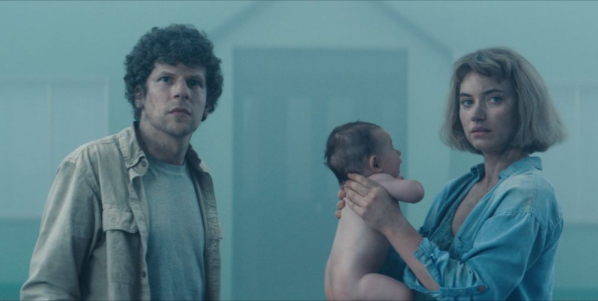 Crítica de "Vivero", Imogen Poots y Jesse Eisenberg atrapados en Yonder