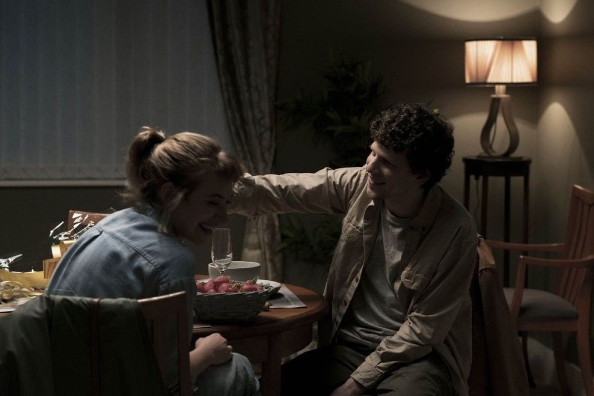 Crítica de "Vivero", Imogen Poots y Jesse Eisenberg atrapados en Yonder