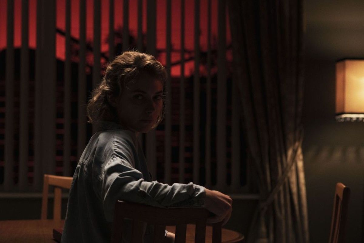 Crítica de "Vivero", Imogen Poots y Jesse Eisenberg atrapados en Yonder