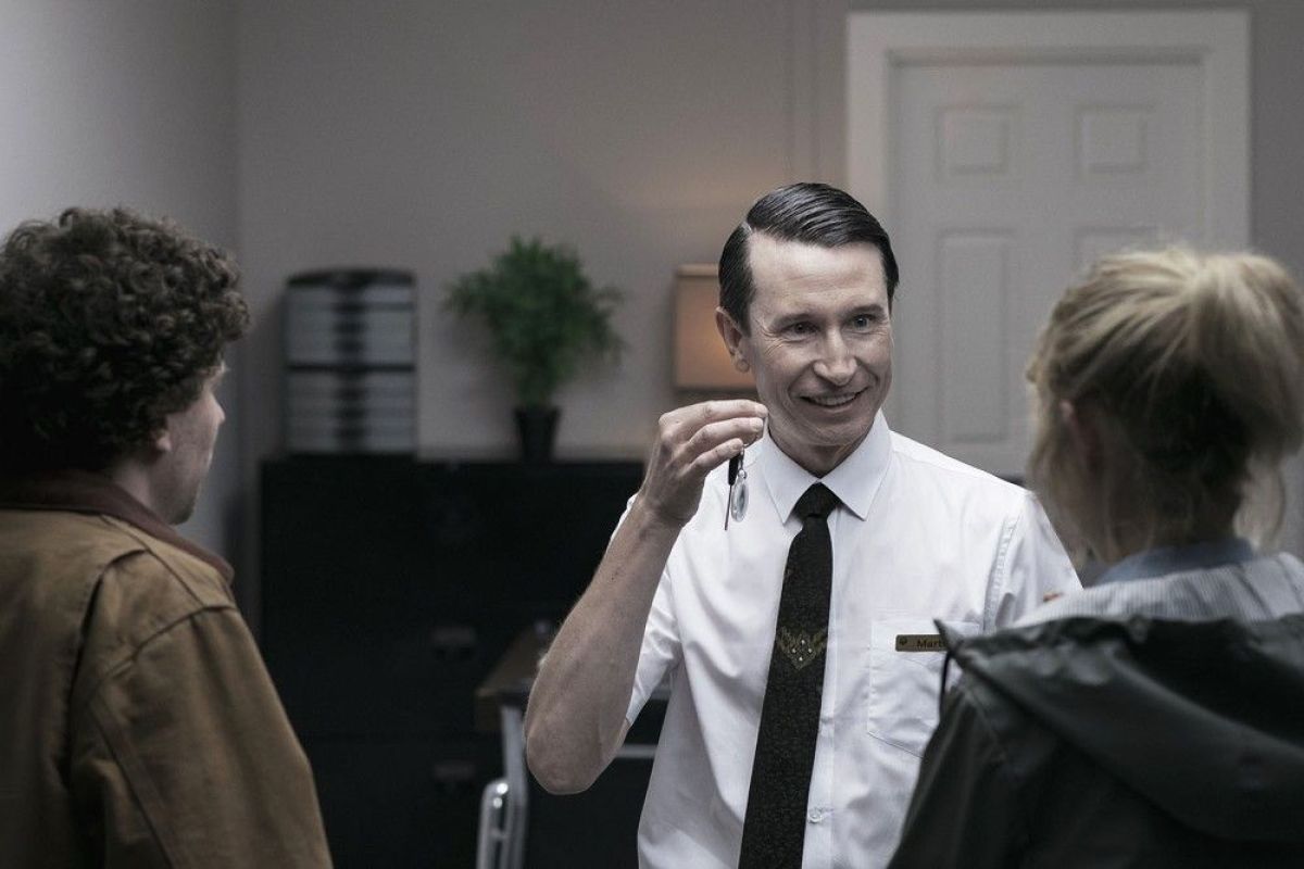 Crítica de "Vivero", Imogen Poots y Jesse Eisenberg atrapados en Yonder