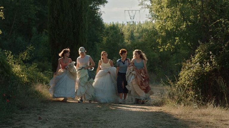Crítica de "Las chicas están bien", una travesía reveladora sobre la amistad y los roles femeninos