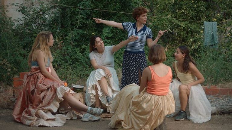 Crítica de "Las chicas están bien", una travesía reveladora sobre la amistad y los roles femeninos