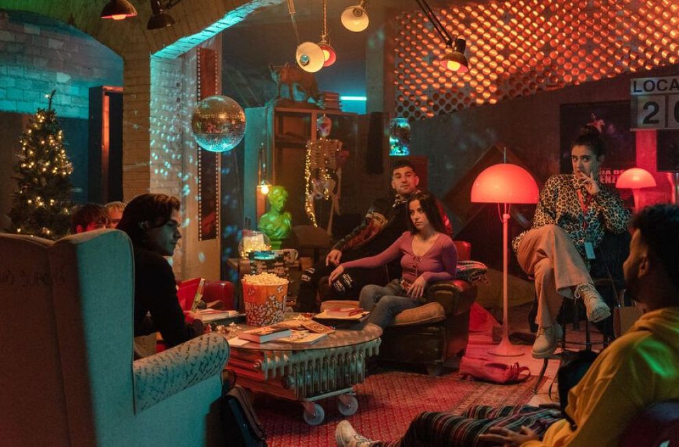 Crítica de "El club de los lectores criminales", un  slasher  que bucea entre el homenaje y el cliché