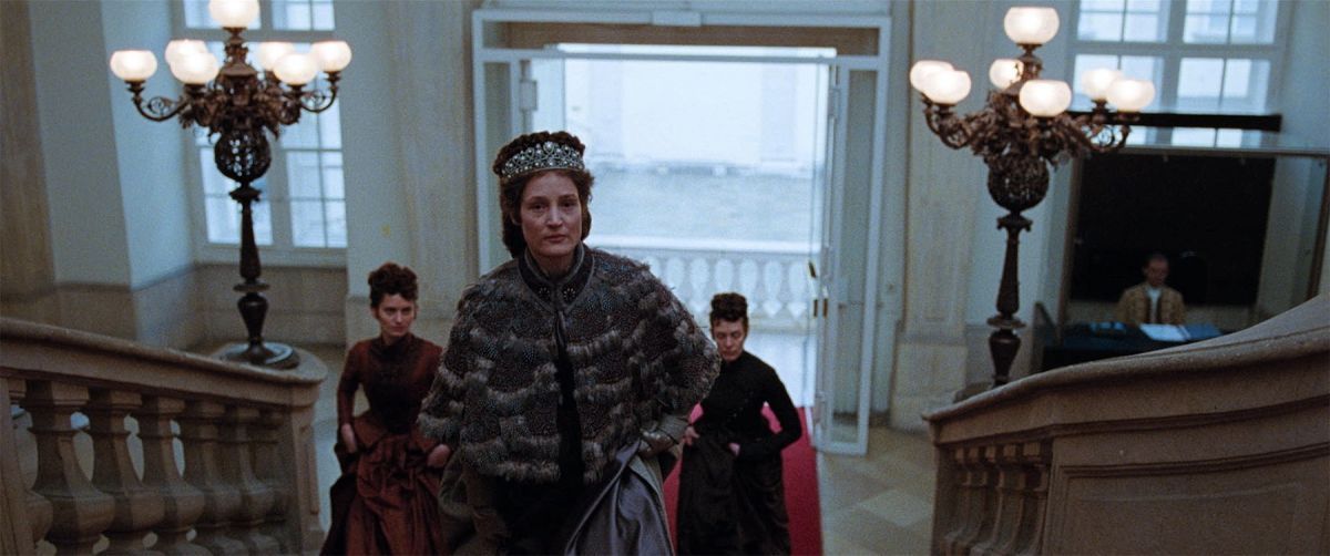 Crítica de “Corsage: la emperatriz rebelde”, una Sissi dentro de aquello que la asfixia