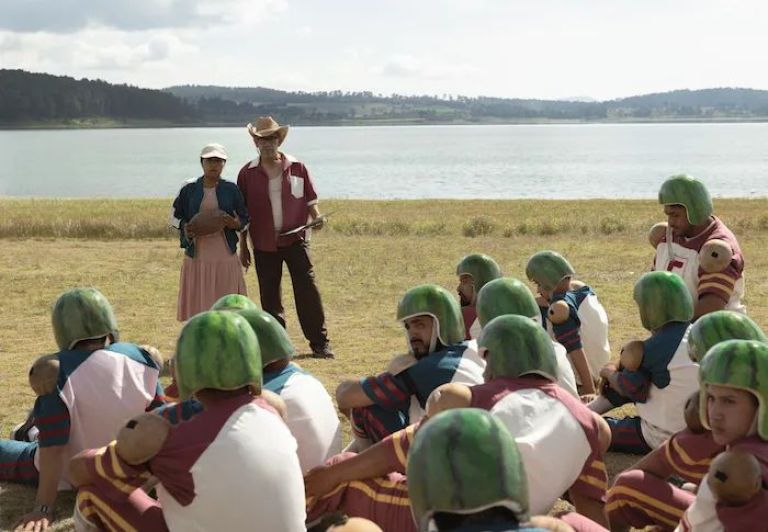 Crítica de "La gran seducción", costumbrismo mexicano con el regreso de Yalitza Aparicio