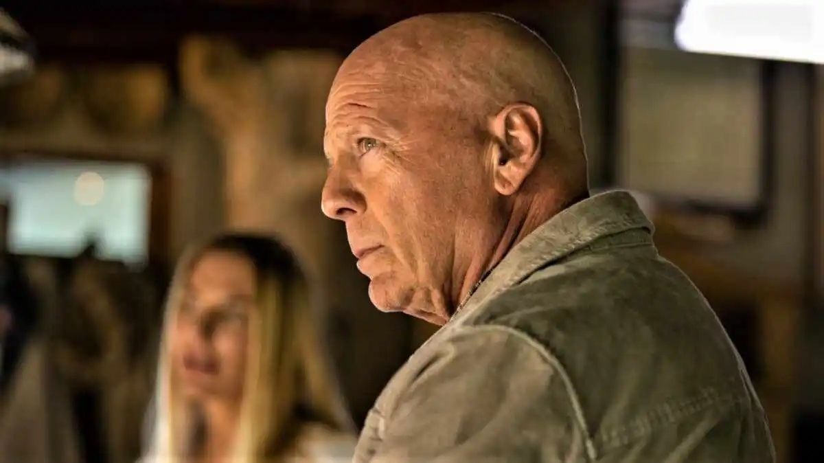 Crítica de “Fuera de la justicia”, Bruce Willis en otra película fuera de toda coherencia narrativa