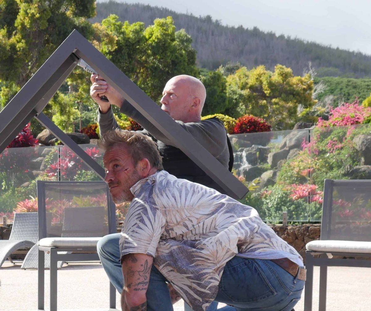 Crítica de “Un paraíso peligroso”, Bruce Willis y John Travolta a los tiros en Hawaii