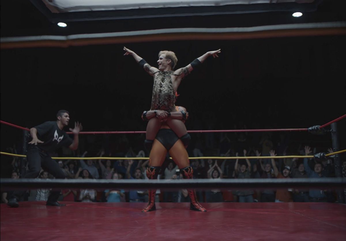 Crítica de “Cassandro”, el icono de la lucha libre mexicana con Gael García Bernal