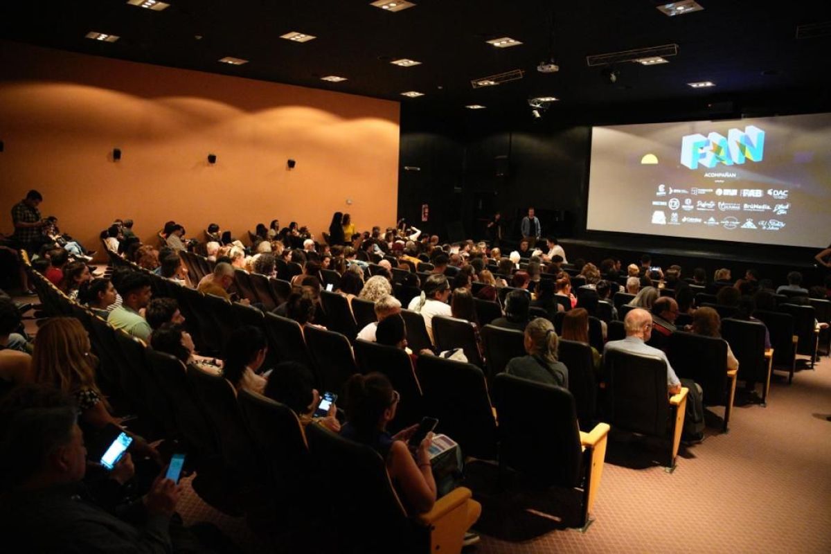 El público neuquino colmó la sala en la apertura del FAN 