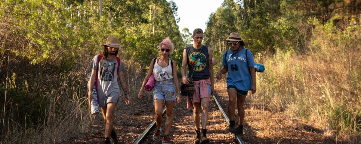 Crítica de “Elda y los monstruos": Nicolás Herzog en un viaje hacia la autoaceptación en un mundo no binario