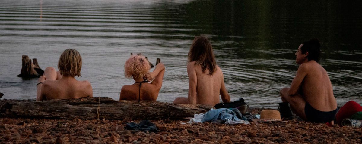 Crítica de “Elda y los monstruos": Nicolás Herzog en un viaje hacia la autoaceptación en un mundo no binario