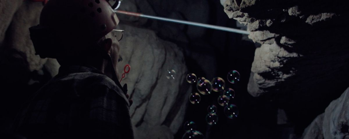 Crítica de "La gruta continua", Julían D'Angiolillo desciende a las profundidades de la Tierra