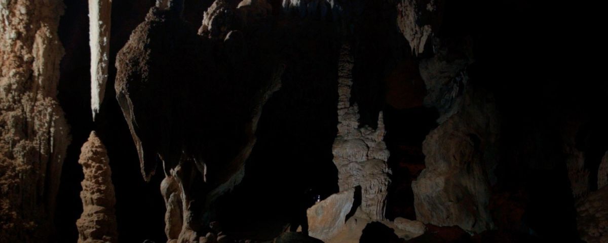 Crítica de "La gruta continua", Julían D'Angiolillo desciende a las profundidades de la Tierra