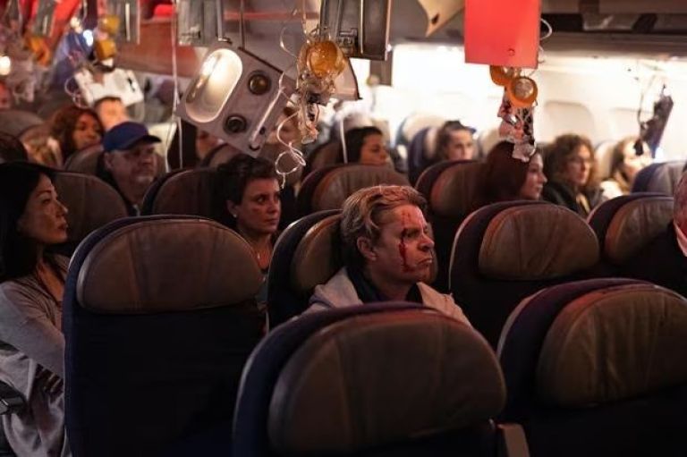 Crítica de "Atentado en el aire", 97 minutos de vértigo con Alec Baldwin y Jonathan Rhys-Meyers