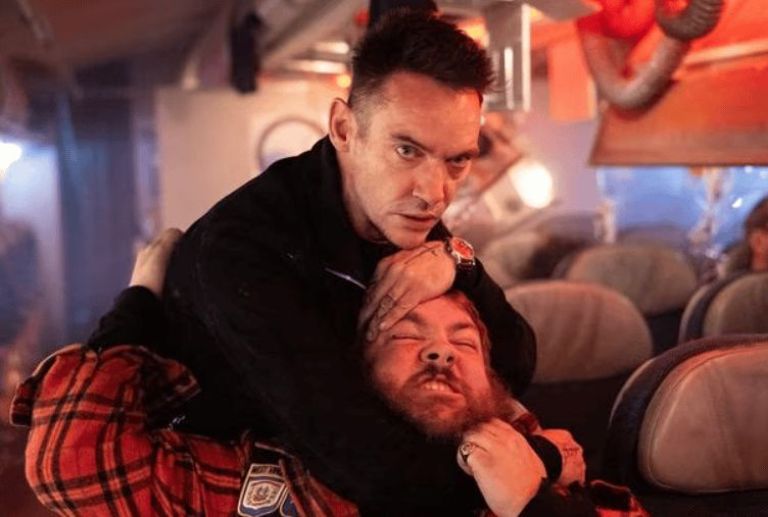 Crítica de "Atentado en el aire", 97 minutos de vértigo con Alec Baldwin y Jonathan Rhys-Meyers