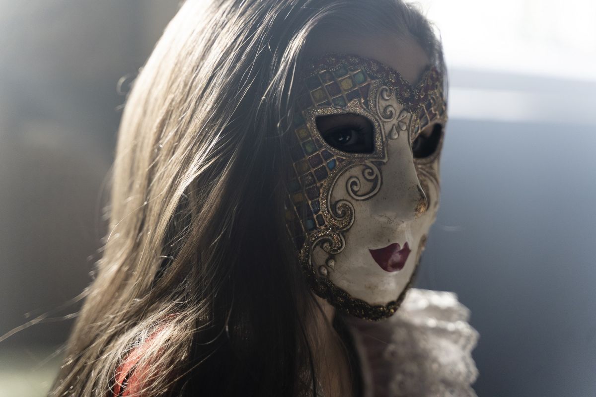 Crítica de "El demonio entre nosotros", un perturbador drama familiar que remite al cine de terror de antaño