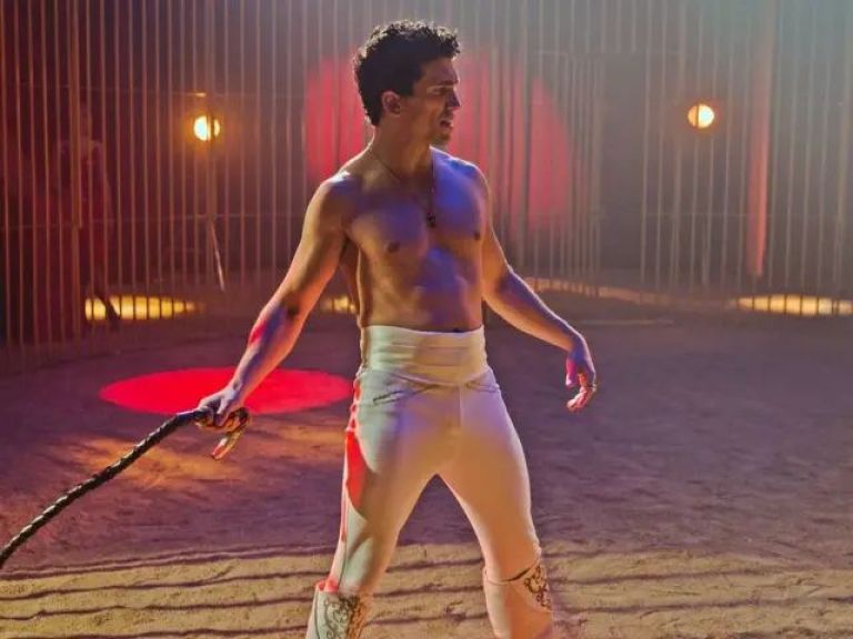 Crítica de "Cristo y Rey", un viaje a la España de los 80 a través de personajes icónicos