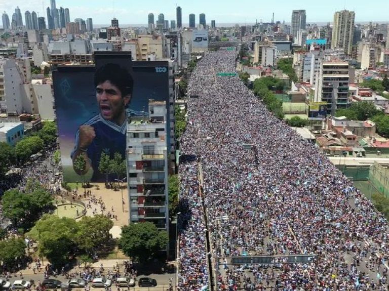 Crítica de “Muchachos, la película de la gente”, crónica de una fiesta futbolera narrada por Guillermo Francella
