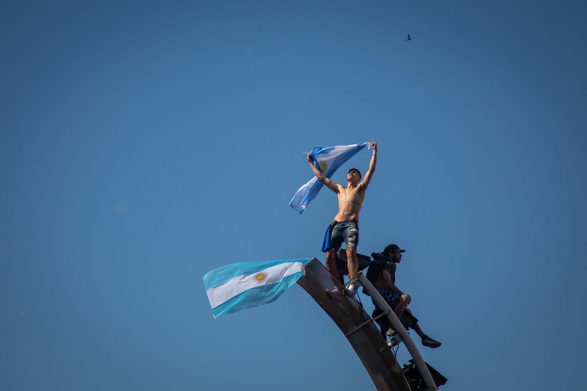 Crítica de “Muchachos, la película de la gente”, crónica de una fiesta futbolera narrada por Guillermo Francella