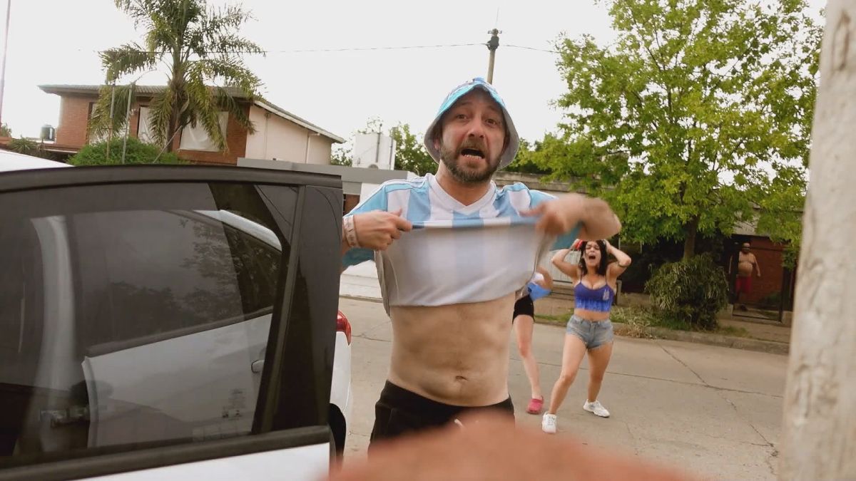 Crítica de “Muchachos, la película de la gente”, crónica de una fiesta futbolera narrada por Guillermo Francella