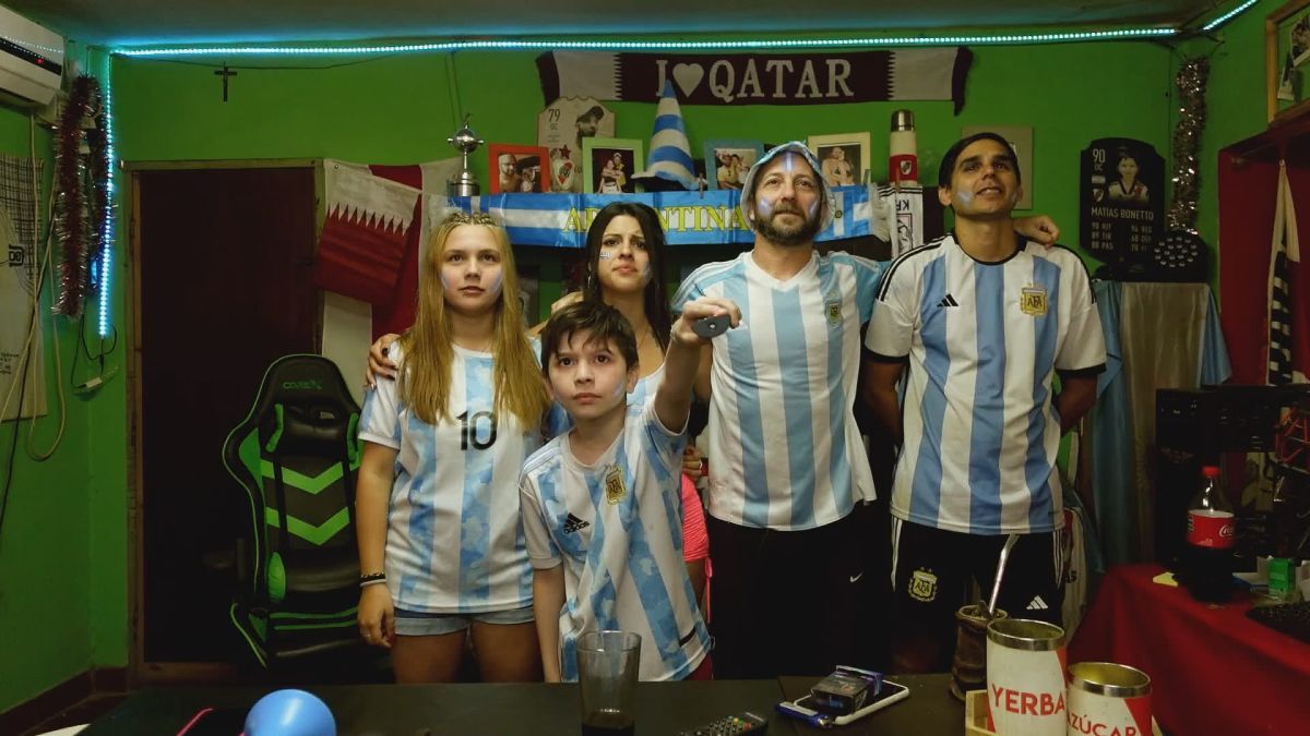 Crítica de “Muchachos, la película de la gente”, crónica de una fiesta futbolera narrada por Guillermo Francella