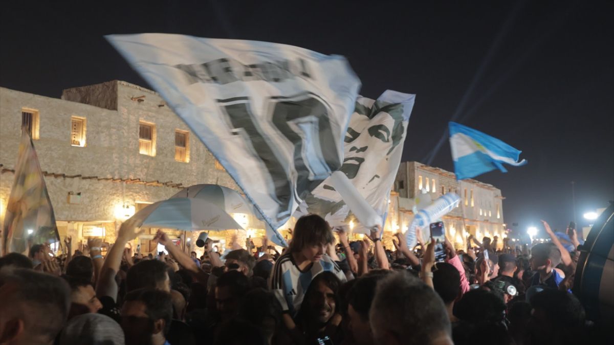 Crítica de “Muchachos, la película de la gente”, crónica de una fiesta futbolera narrada por Guillermo Francella