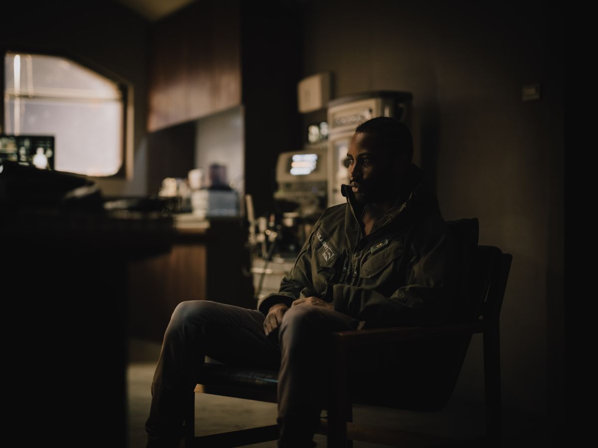 Crítica de “Resistencia”, John David Washington y el “Avatar” de las IA