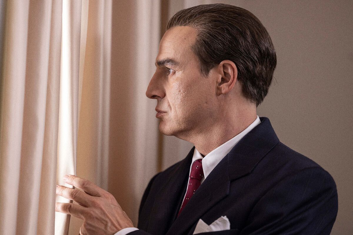 Crítica de "Cristóbal Balenciaga": fascinante biopic sobre el mítico diseñador español