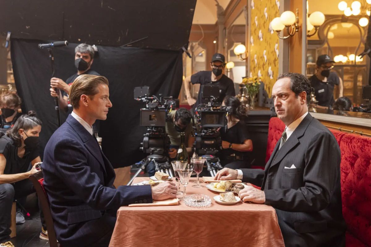 Crítica de "Cristóbal Balenciaga": fascinante biopic sobre el mítico diseñador español