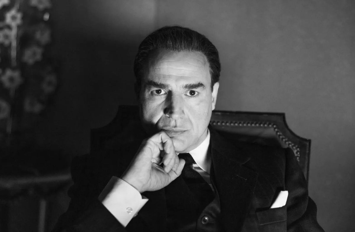 Crítica de "Cristóbal Balenciaga": fascinante biopic sobre el mítico diseñador español