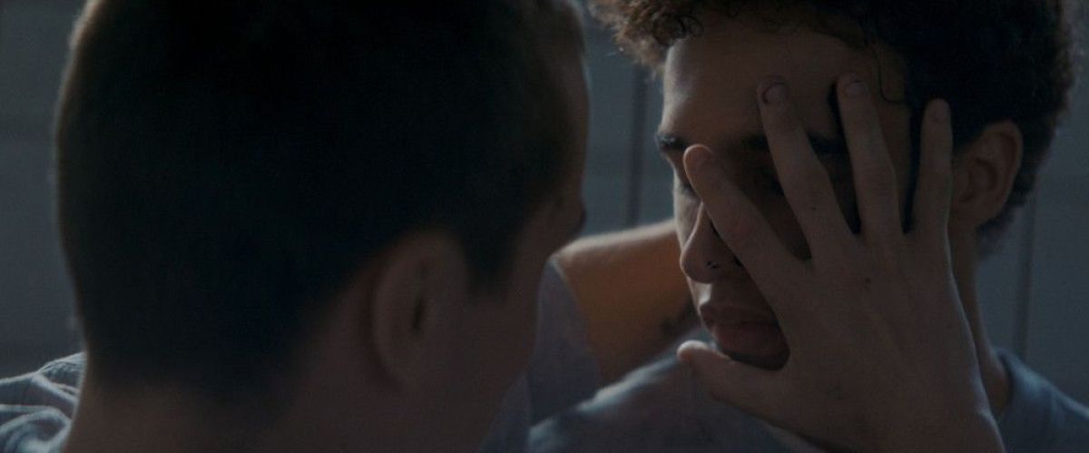 Crítica de "Le Paradis": Zeno Graton explora la belleza de una historia de amor gay en un entorno hostil