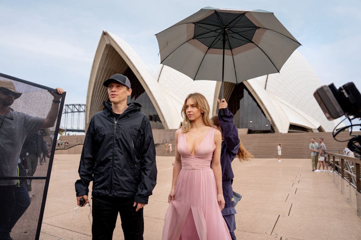 Crítica de “Con todos menos contigo”, una comedia romántica que le brinda fortaleza al género