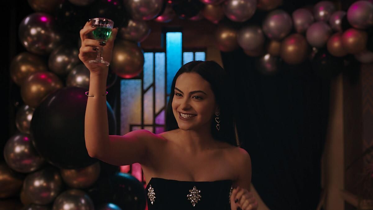 Crîtica de "Ascenso/Upgraded": Camila Mendes, una Cenicienta en una moderna reinvención de "El diablo viste a la moda"