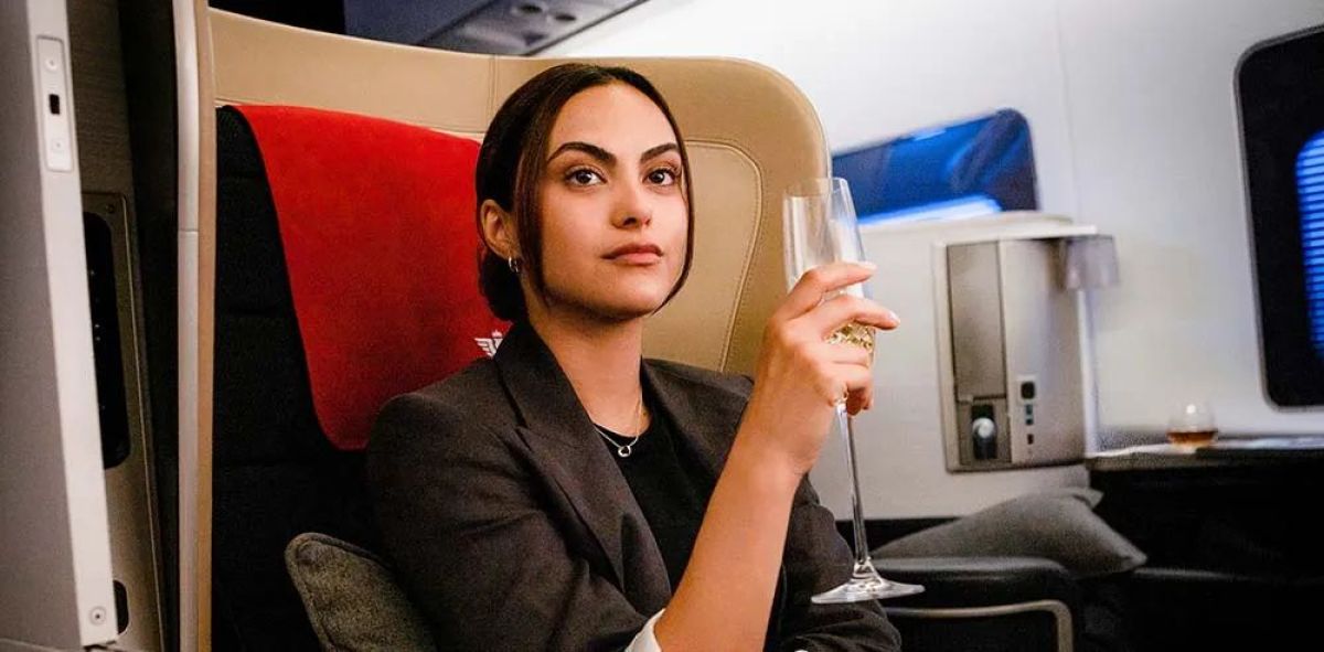 Crîtica de "Ascenso/Upgraded": Camila Mendes, una Cenicienta en una moderna reinvención de "El diablo viste a la moda"