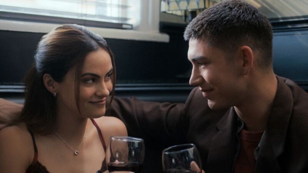 Crîtica de "Ascenso/Upgraded": Camila Mendes, una Cenicienta en una moderna reinvención de "El diablo viste a la moda"