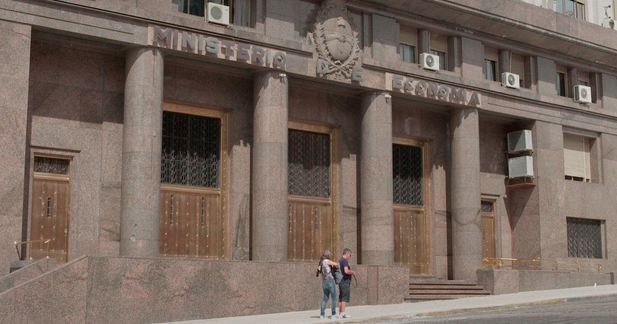 Crítica de "Un movimiento extraño": La comedia que desafía la economía argentina y gana la Berlinale