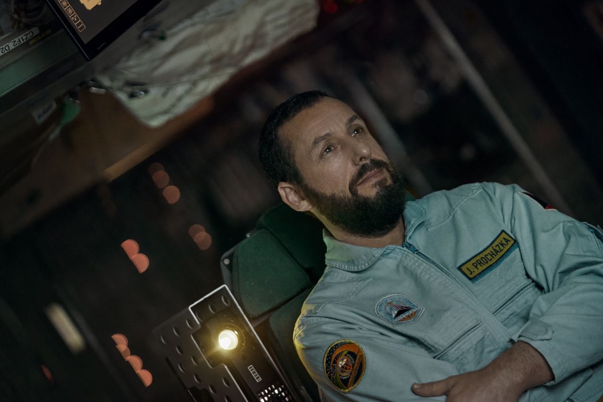 Crítica de "El Astronauta": Adam Sandler dialoga con una araña en el espacio