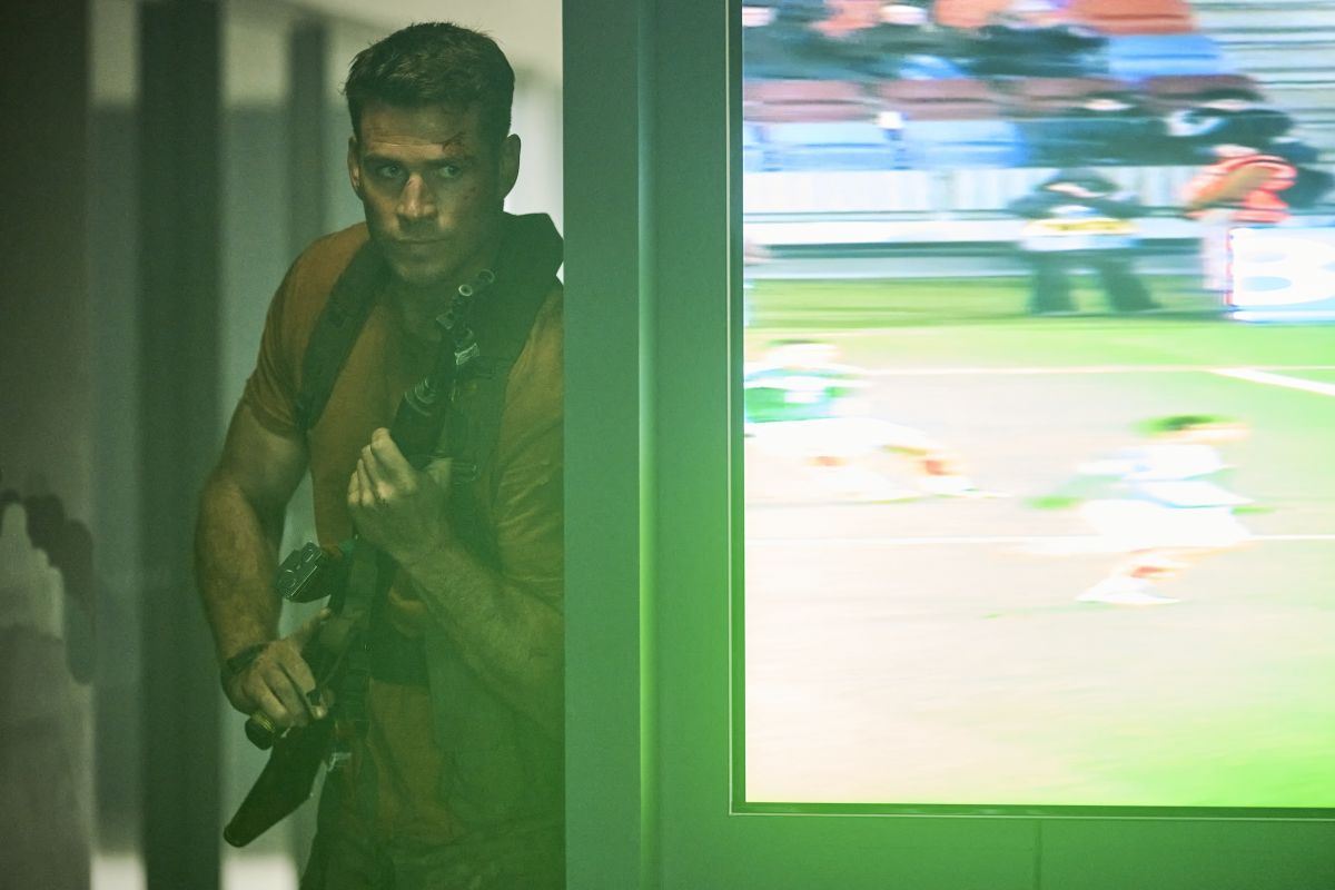 Crítica de “Rescate imposible”: Liam Hemsworth y Russell Crowe entre “Rambo” y “Duro de matar”