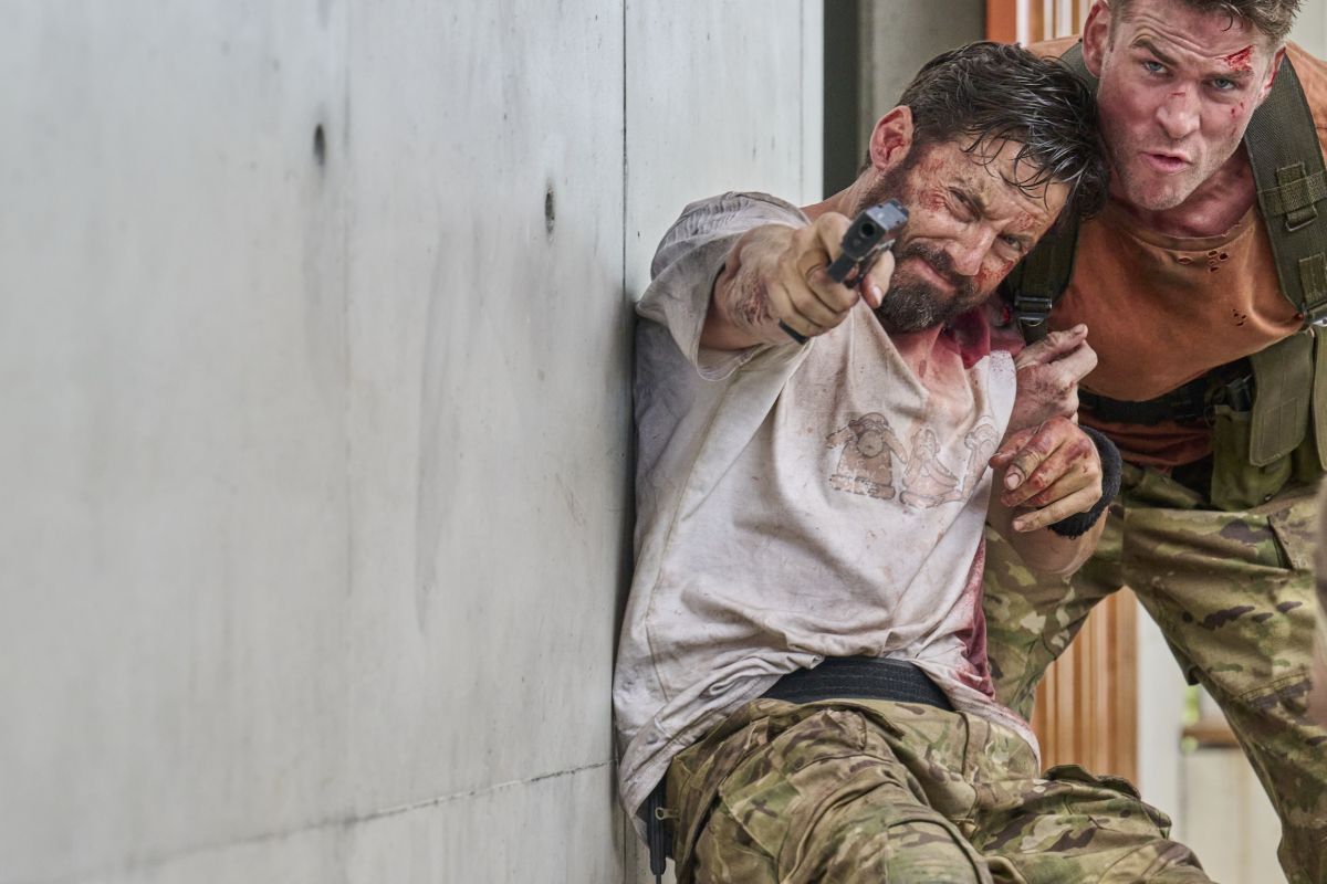 Crítica de “Rescate imposible”: Liam Hemsworth y Russell Crowe entre “Rambo” y “Duro de matar”