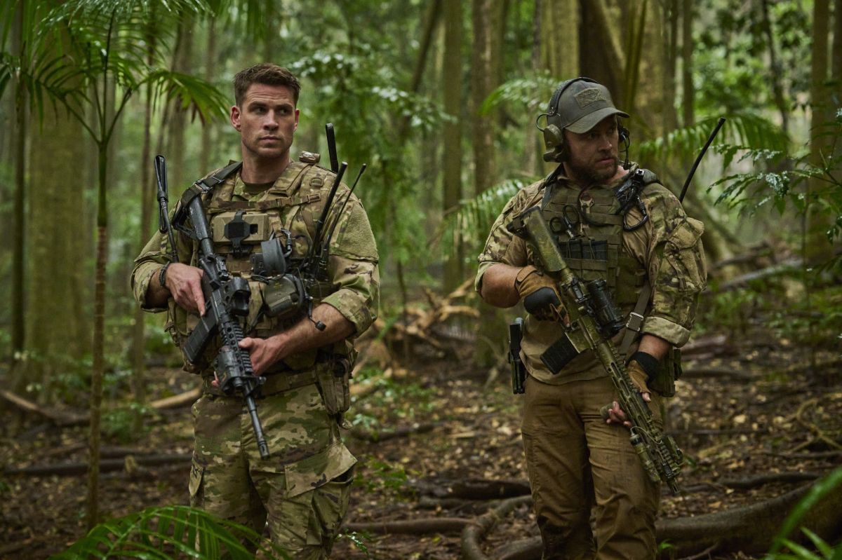 Crítica de “Rescate imposible”: Liam Hemsworth y Russell Crowe entre “Rambo” y “Duro de matar”