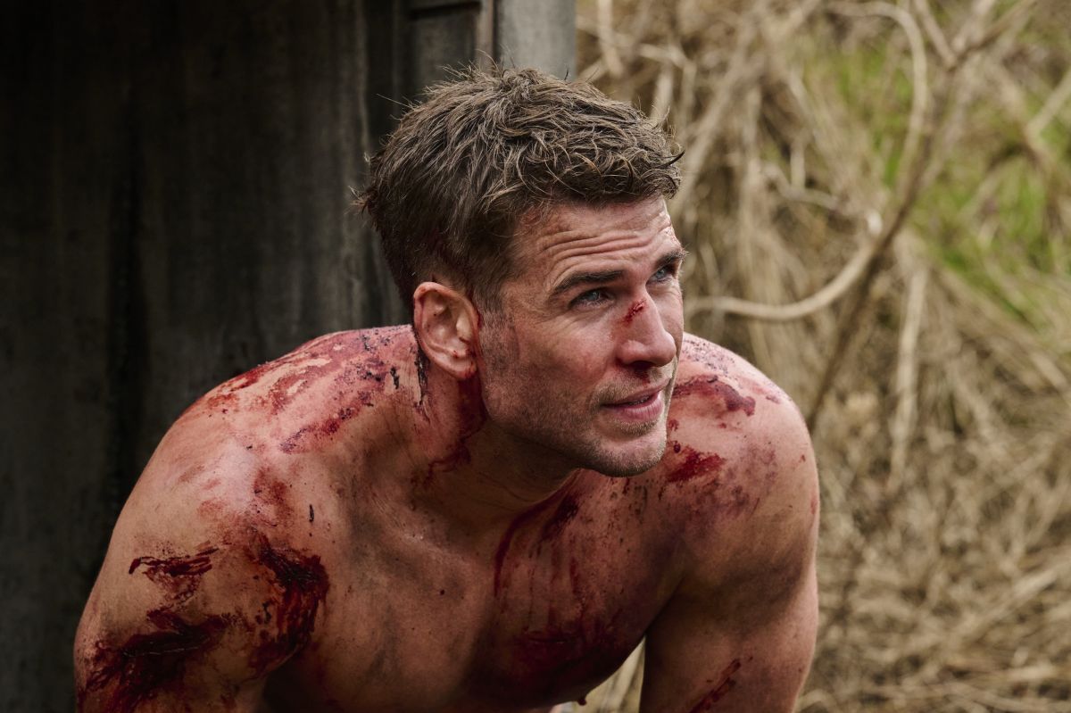 Crítica de “Rescate imposible”: Liam Hemsworth y Russell Crowe entre “Rambo” y “Duro de matar”