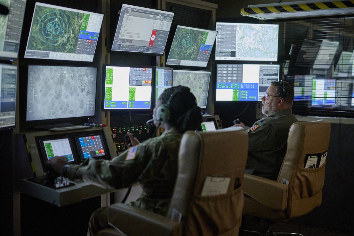 Crítica de “Rescate imposible”: Liam Hemsworth y Russell Crowe entre “Rambo” y “Duro de matar”