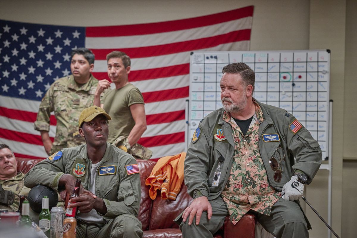 Crítica de “Rescate imposible”: Liam Hemsworth y Russell Crowe entre “Rambo” y “Duro de matar”