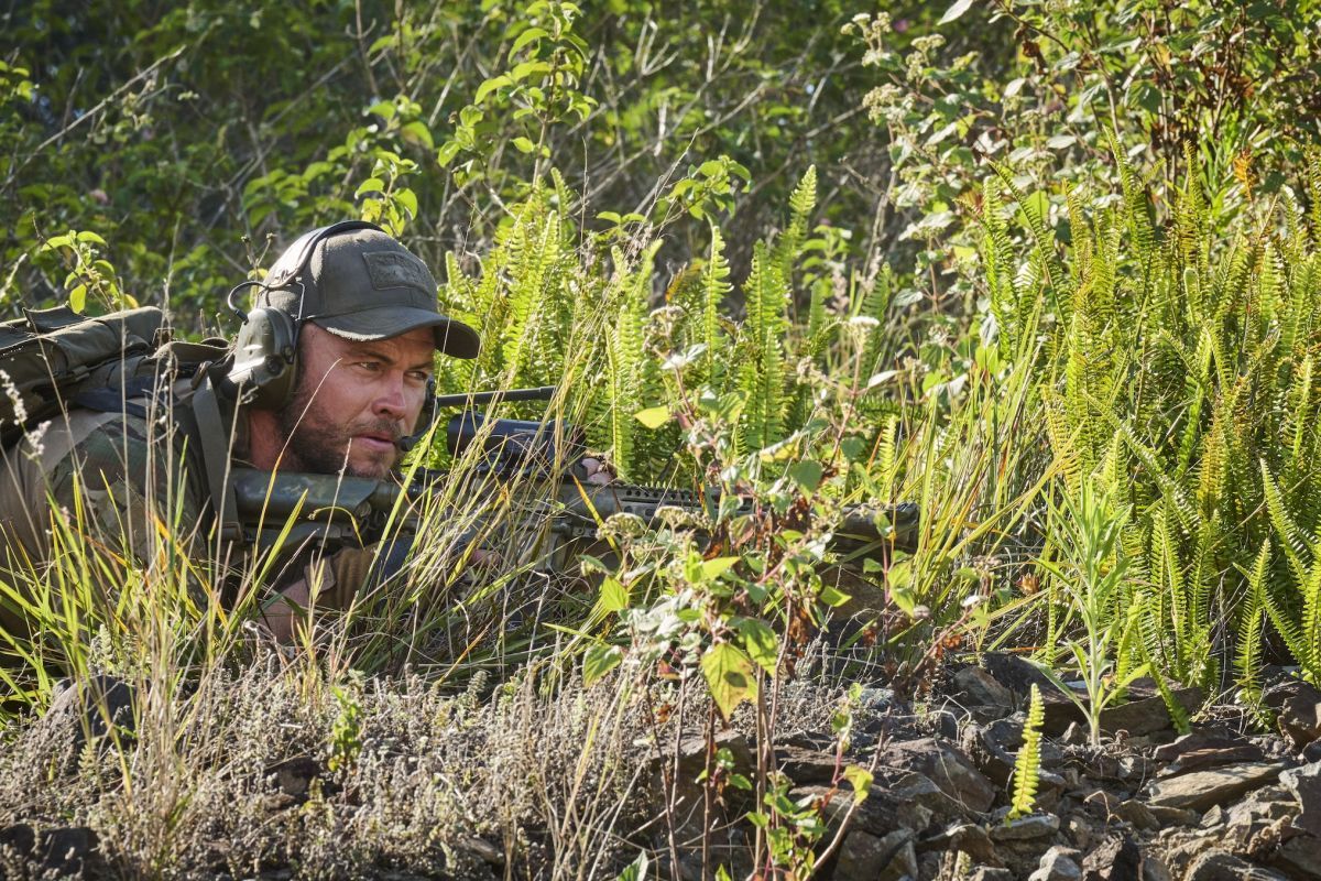 Crítica de “Rescate imposible”: Liam Hemsworth y Russell Crowe entre “Rambo” y “Duro de matar”